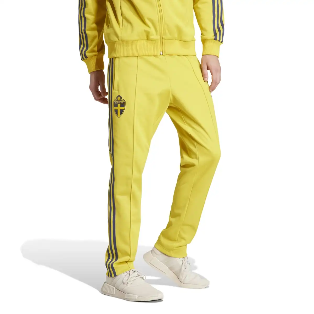 IT7800_3_APPAREL_On_Model_Standard_View_white.webp