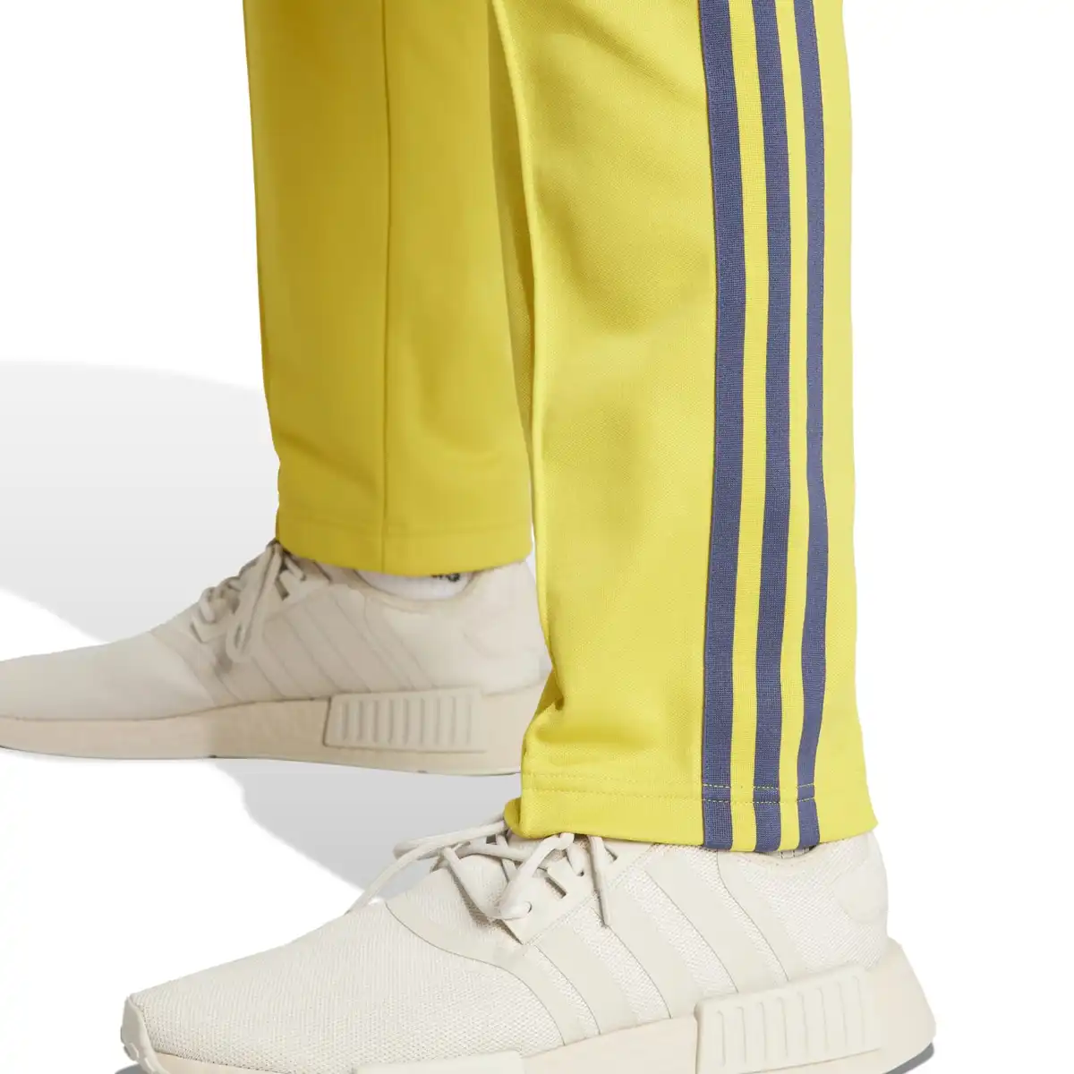 IT7800_7_APPAREL_On_Model_Detail_View_2_white.webp