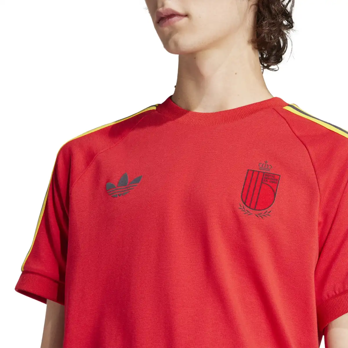 IT7802_7_APPAREL_On_Model_Detail_View_1_white.webp