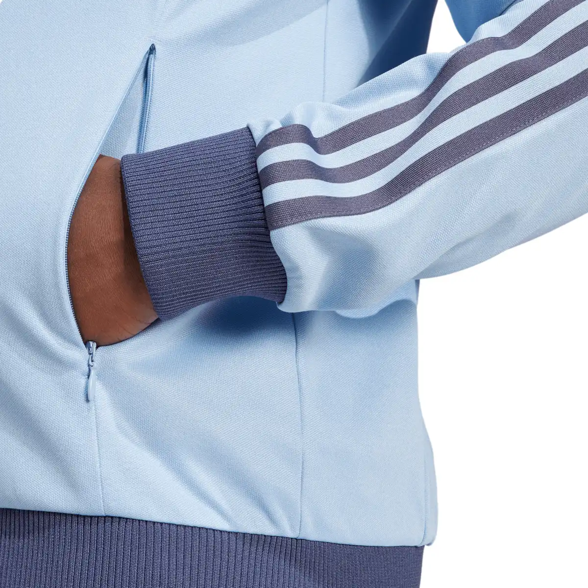 JD9096_6_APPAREL_On_Model_Detail_View_2_white.webp