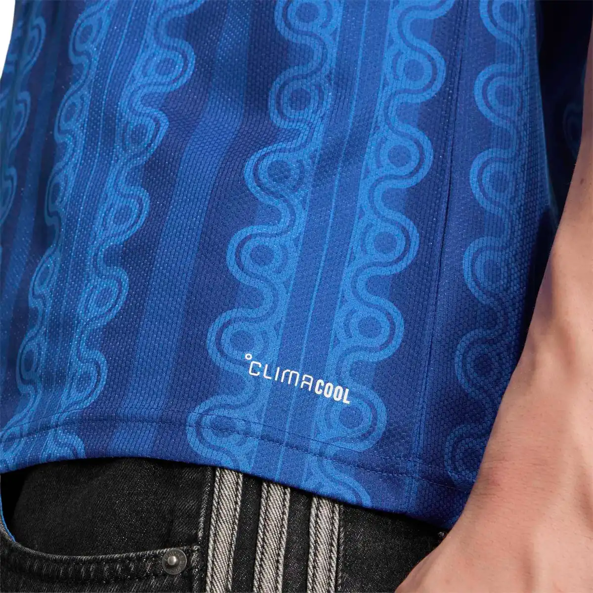 JM5810_7_APPAREL_On_Model_Detail_View_2_white.webp