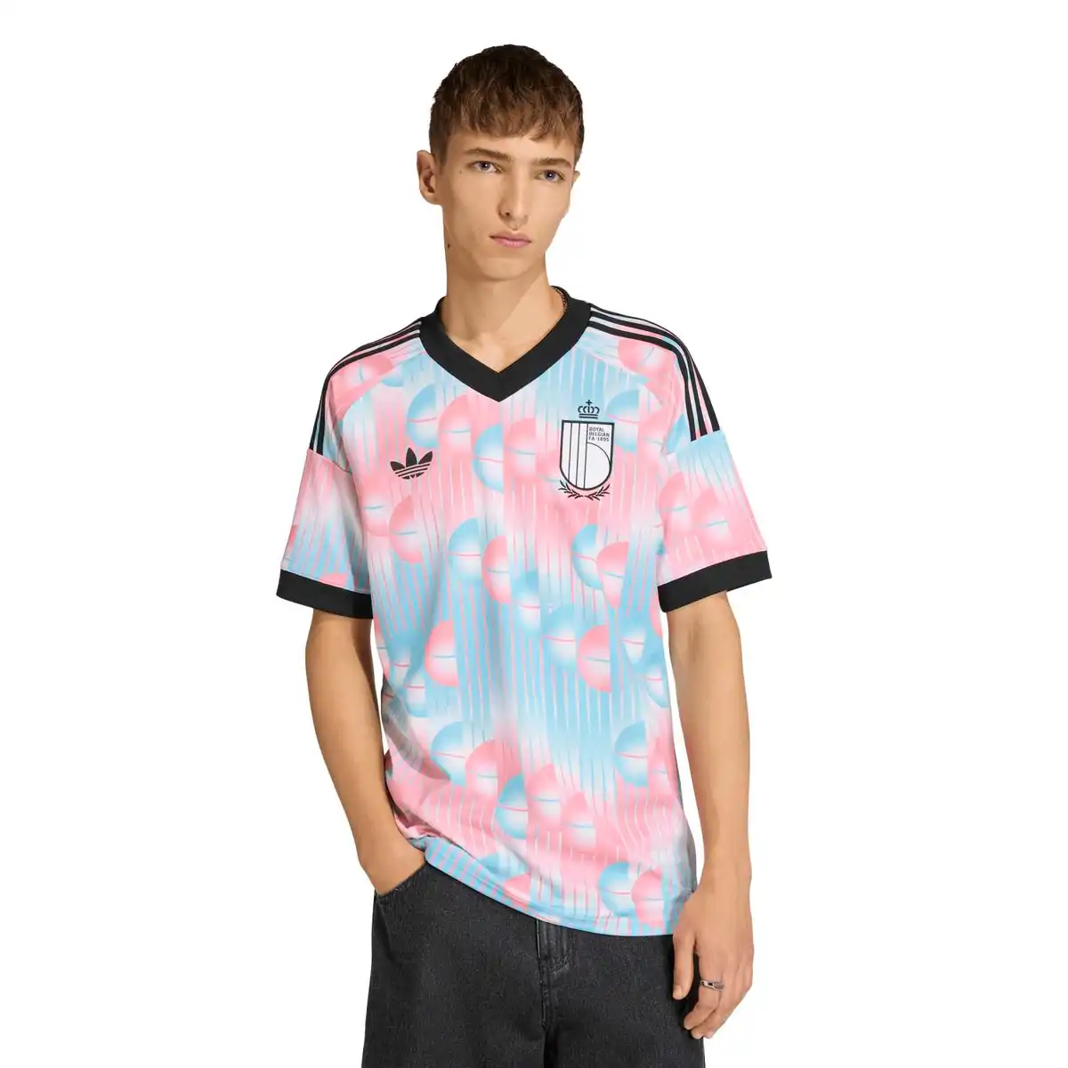 JM8386_4_APPAREL_On_Model_Standard_View_white.webp