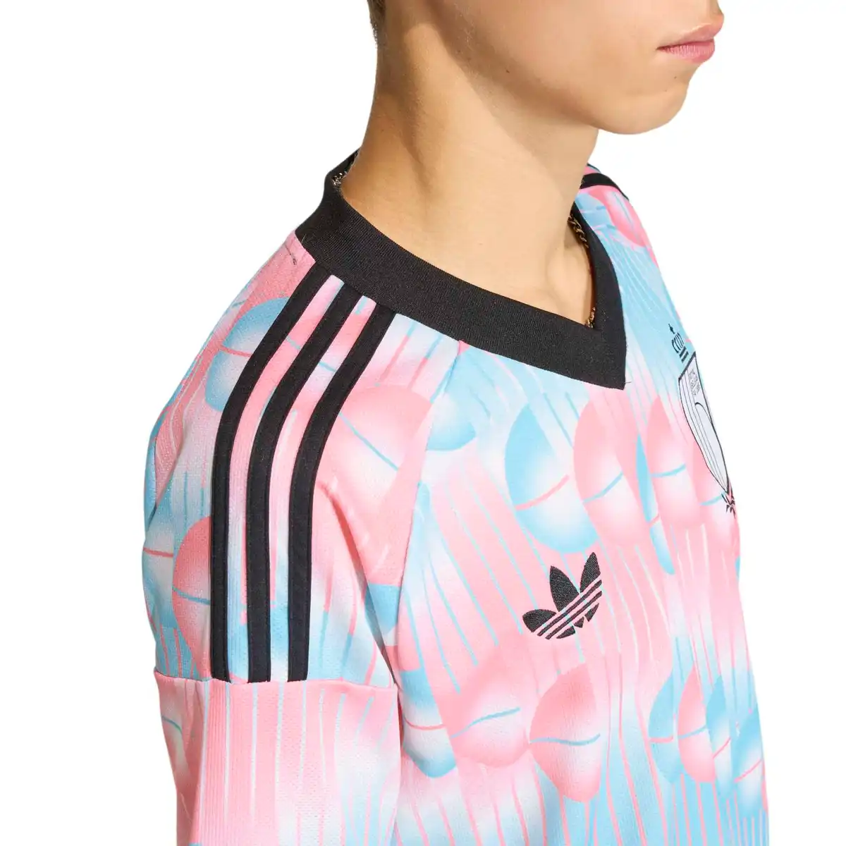 JM8386_7_APPAREL_On_Model_Detail_View_1_white.webp