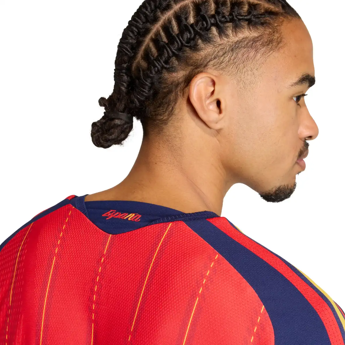 JN4366_7_APPAREL_On_Model_Detail_View_1_white.webp
