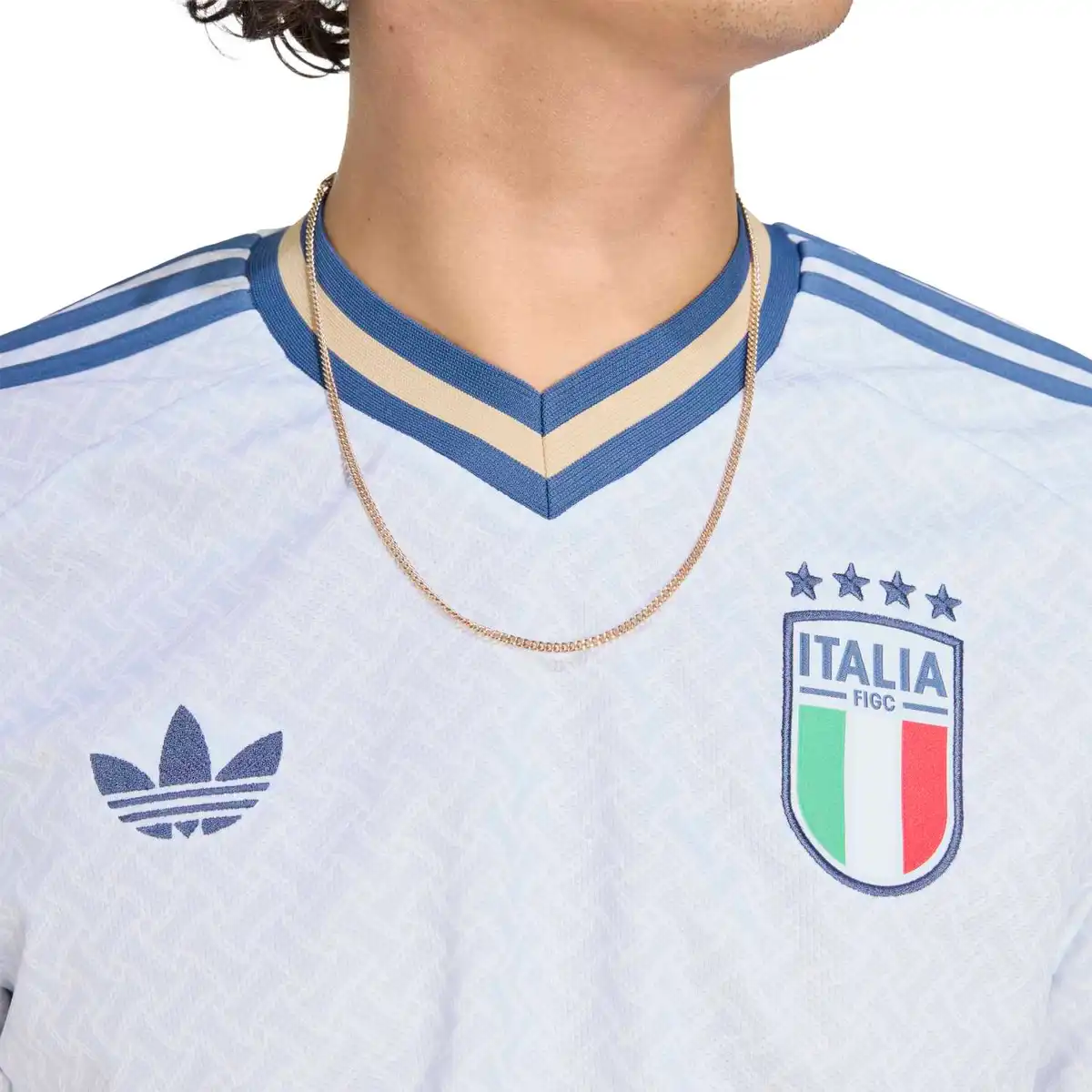KC8704_7_APPAREL_On_Model_Detail_View_1_white.webp
