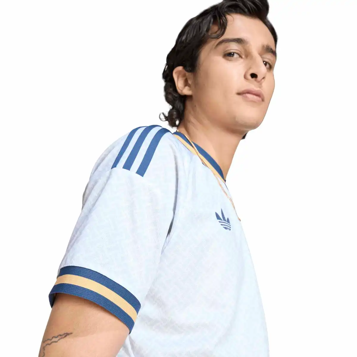 KC8704_8_APPAREL_On_Model_Detail_View_2_white.webp